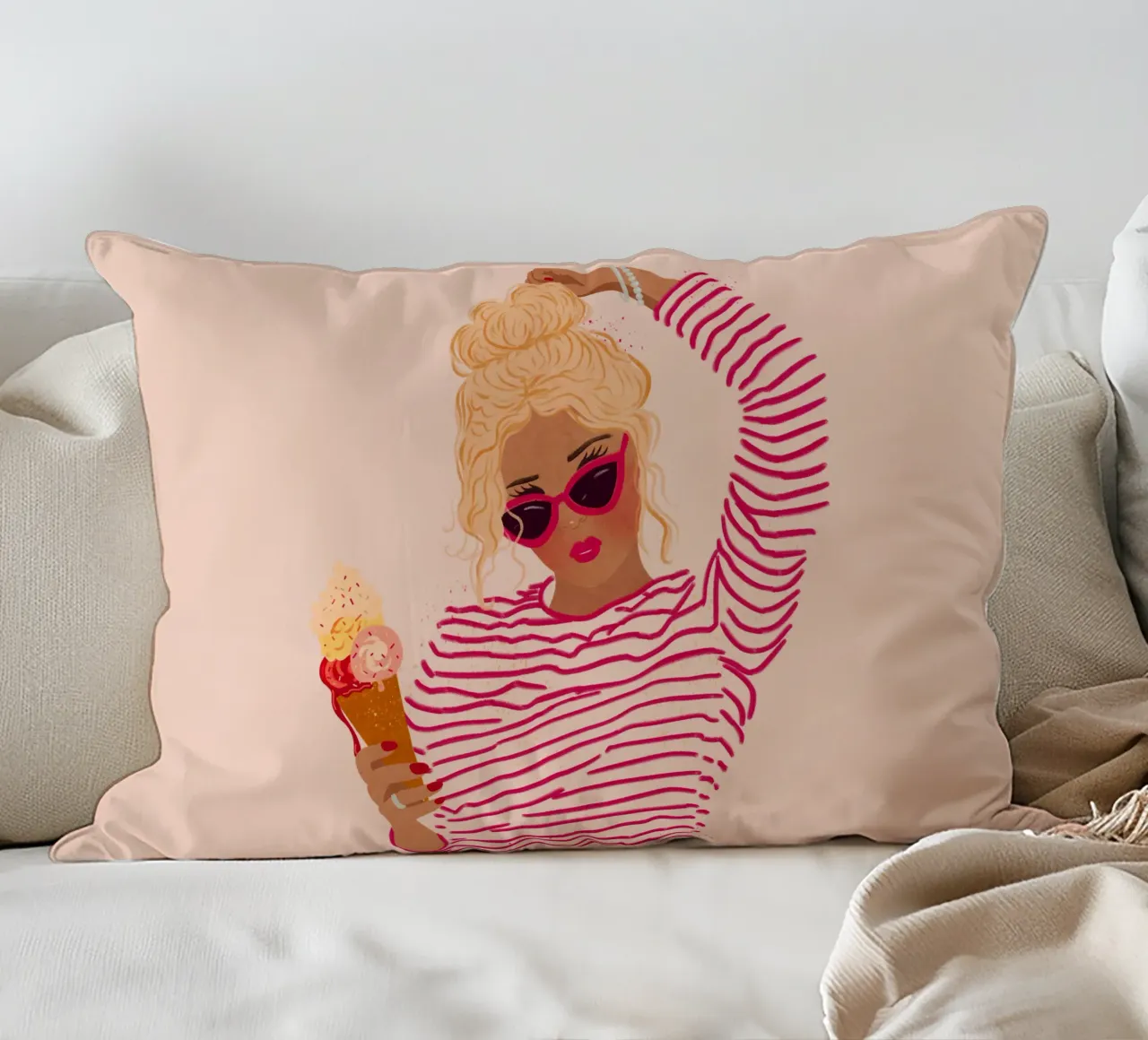 Ragazza a righe con gelato cuscino da Illustration Raissa Oltmanns