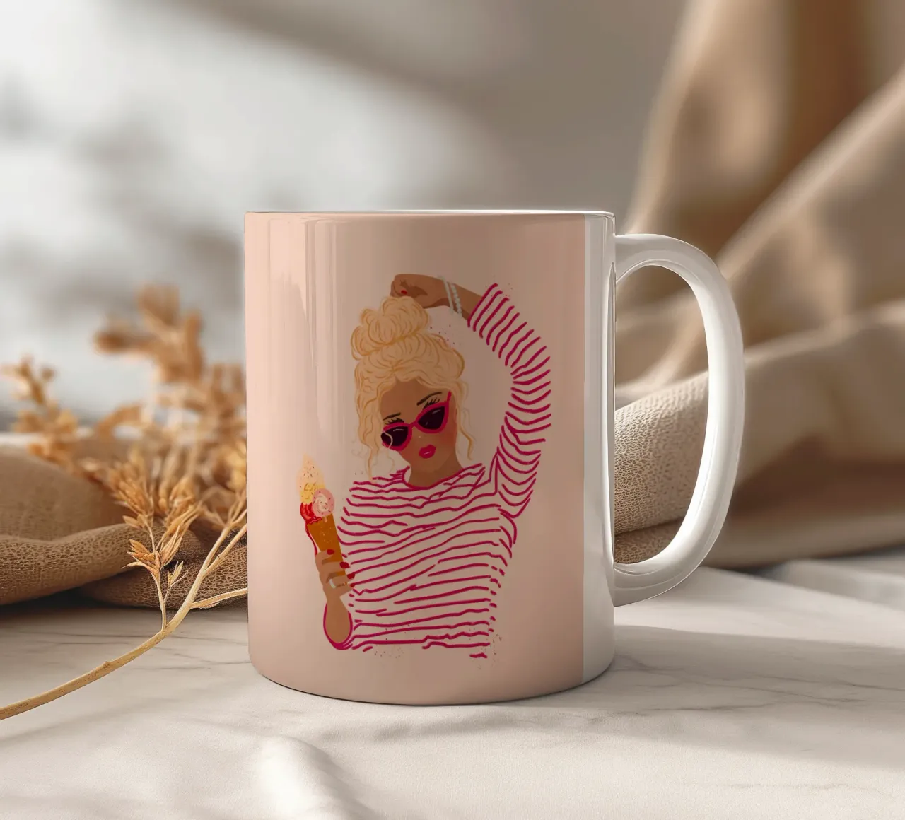 Ragazza a righe con gelato tazza in ceramica da Illustration Raissa Oltmanns