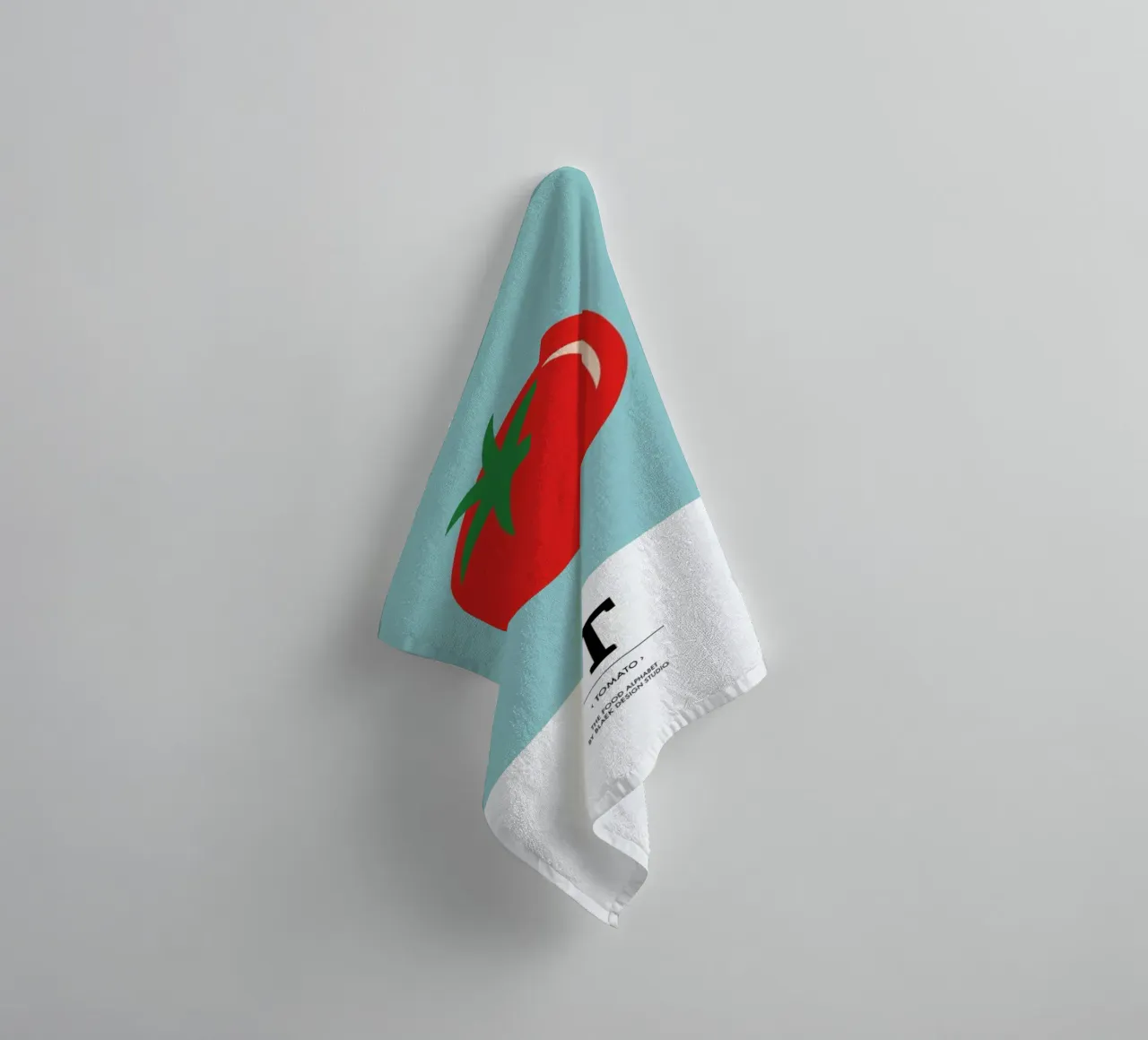 „The Food Alphabet“ - T like Tomato asciugamano da bagno da BLAEK Design Studio