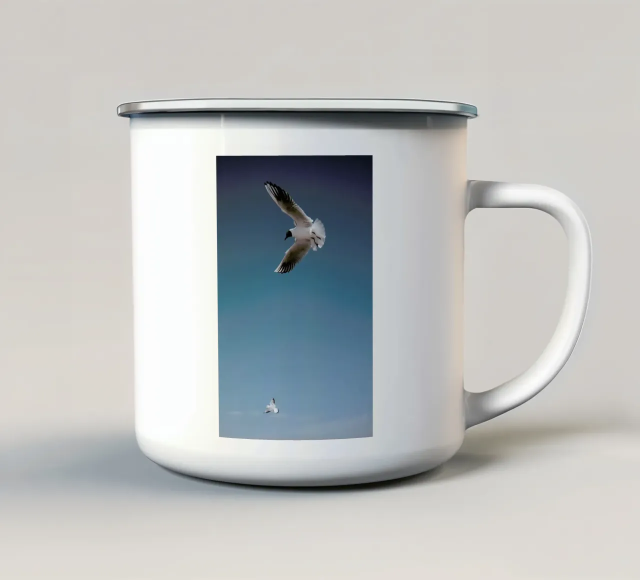 Seagulls I tazza in smalto da Sebastian Hilgetag