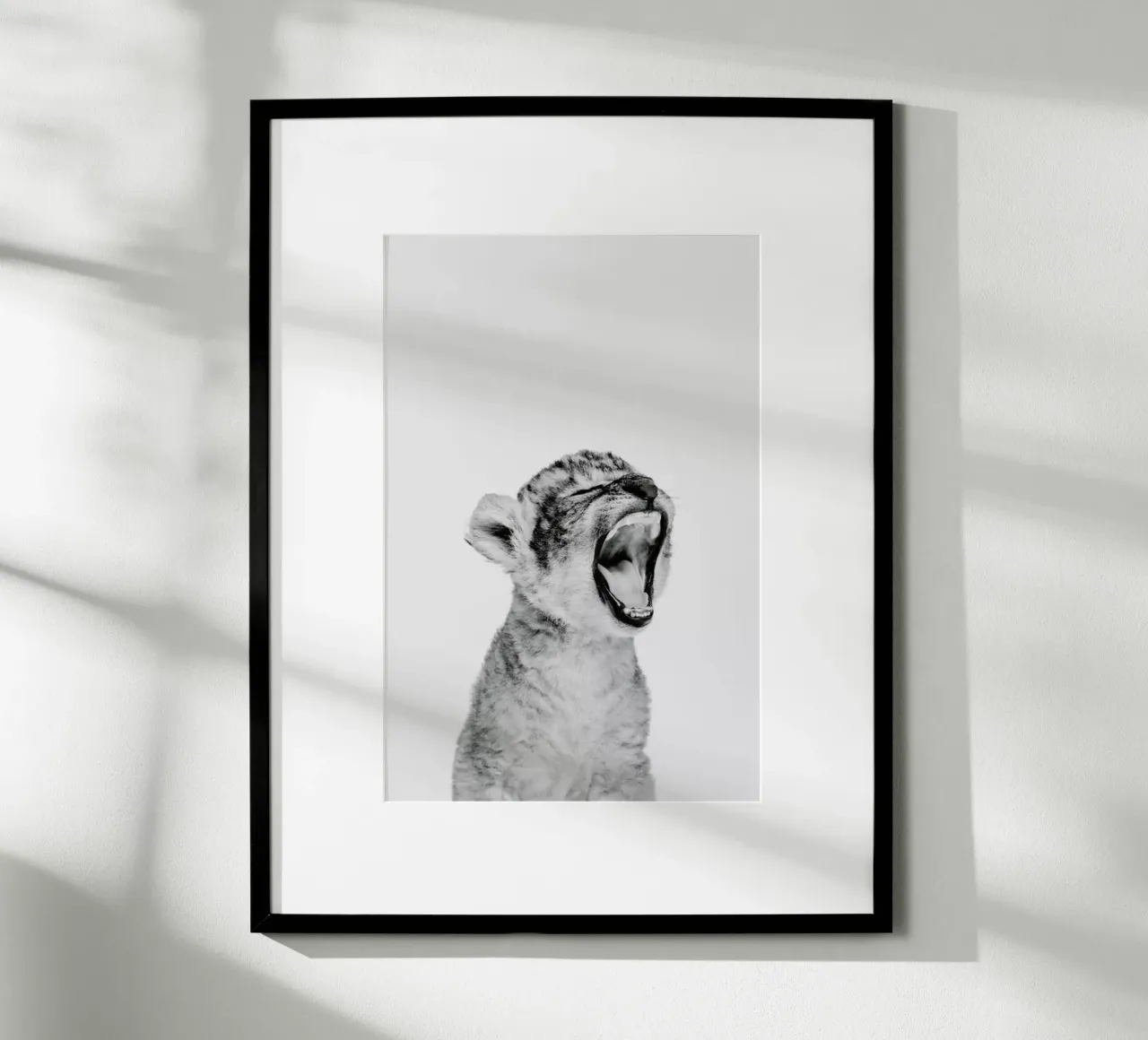 Sleepy Leopard Classic poster con telaio in legno da Paws & Claws