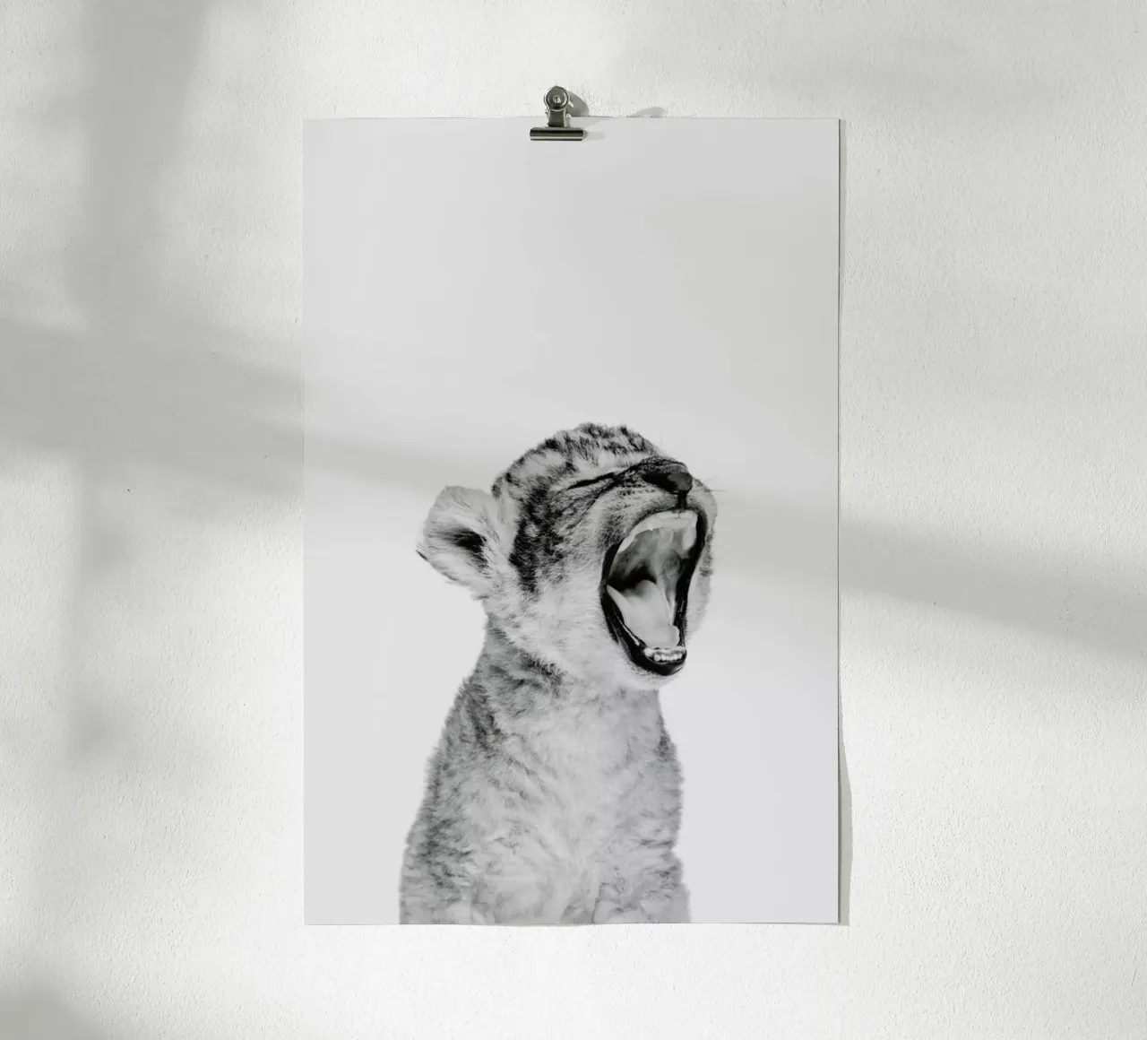 Sleepy Leopard Classic poster con telaio in legno da Paws & Claws