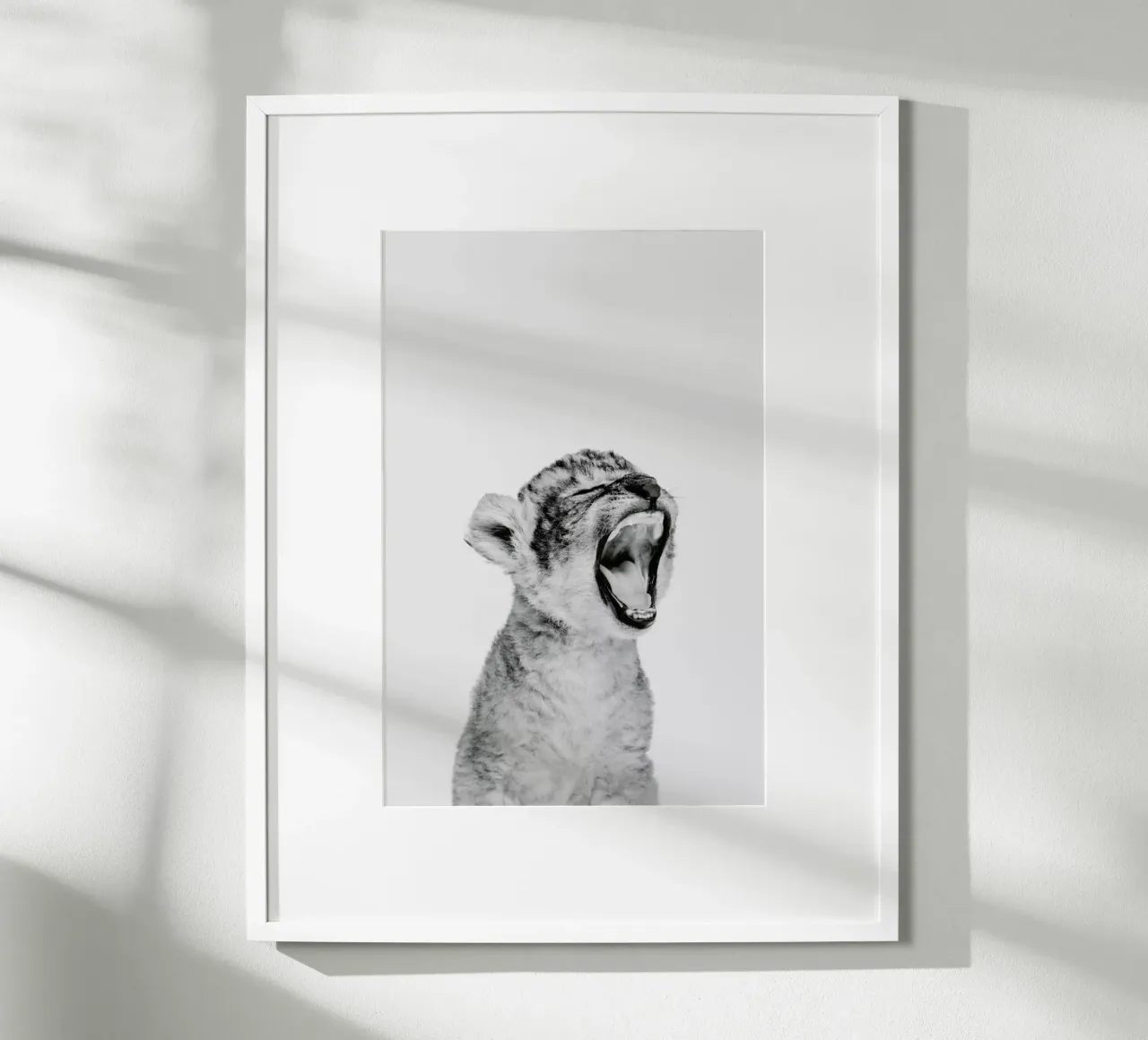 Sleepy Leopard Classic poster con telaio in legno da Paws & Claws
