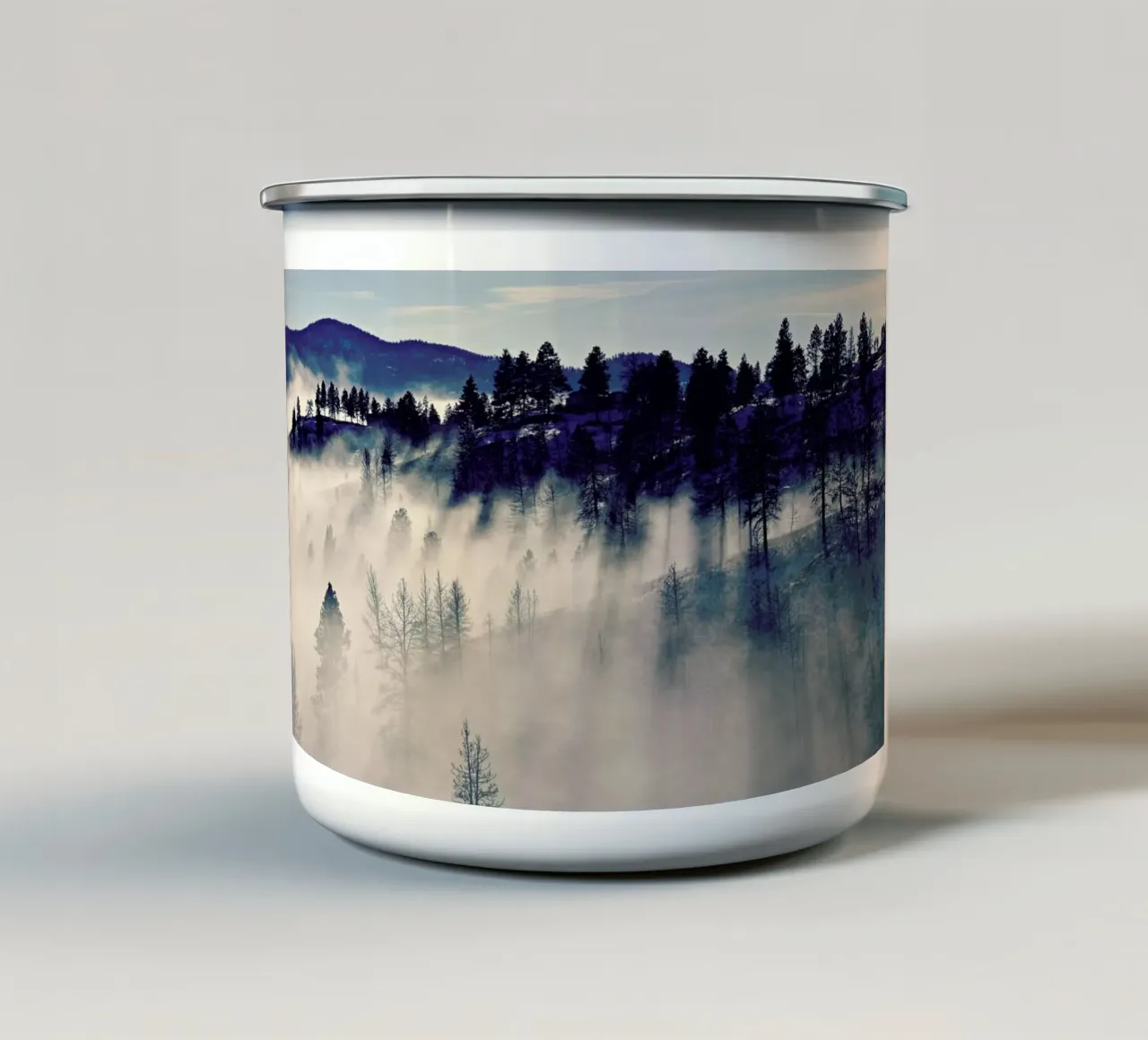 Mountaintop Living tazza in smalto da Robin Delean