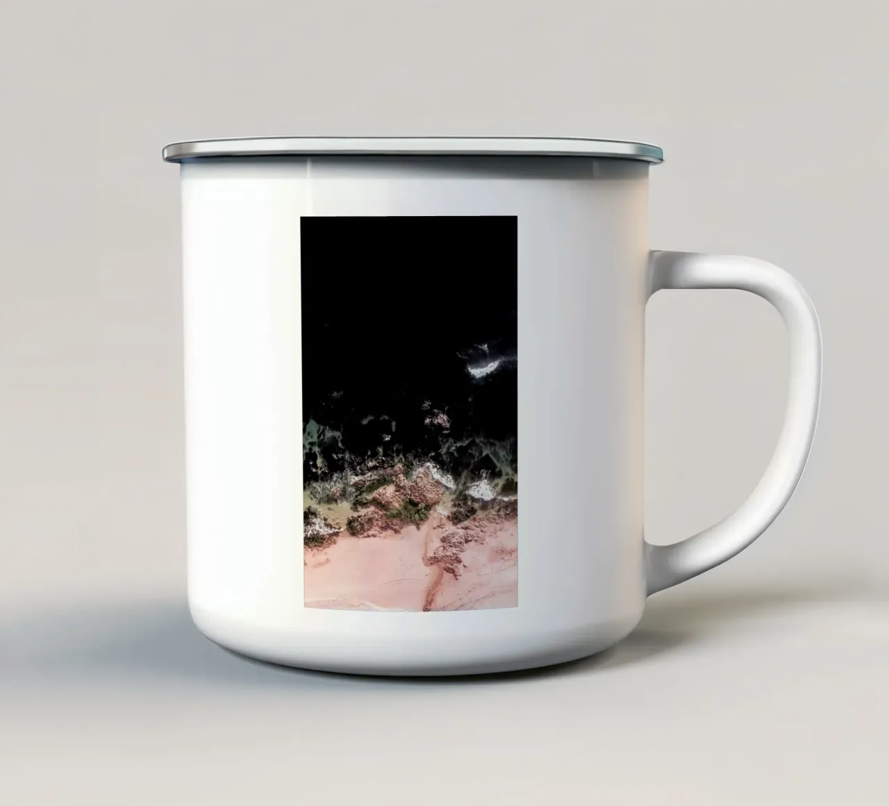 Ocean Pearls tazza in smalto da Ingrid Beddoes