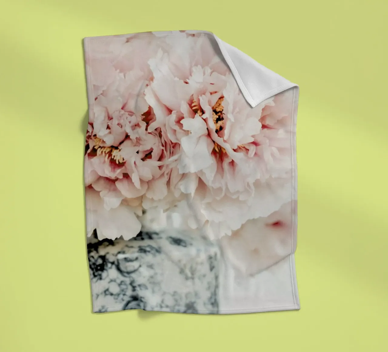 Peonies In A Vase coperta in pile da Ingrid Beddoes