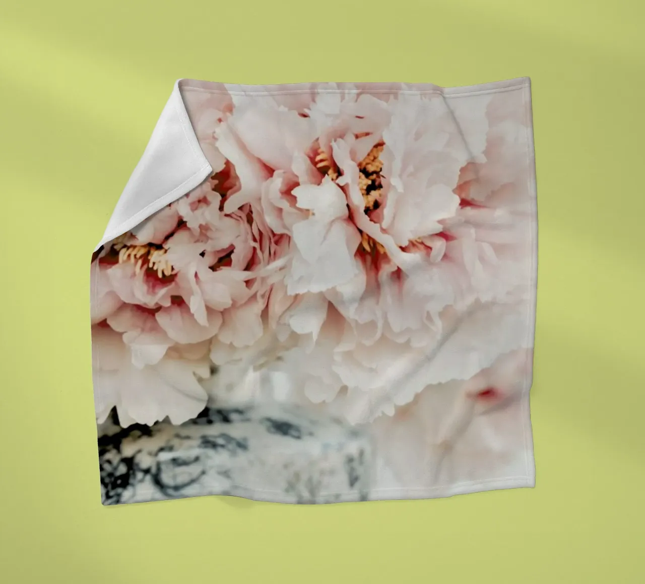 Peonies In A Vase coperta in pile da Ingrid Beddoes