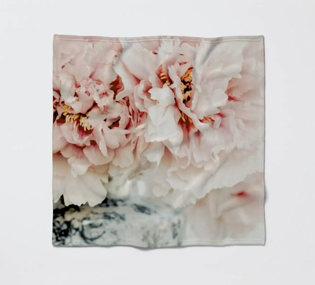 Peonies In A Vase coperta in pile da Ingrid Beddoes