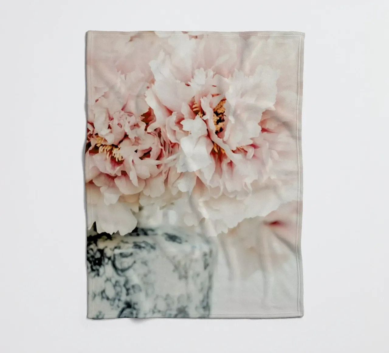 Peonies In A Vase coperta in pile da Ingrid Beddoes