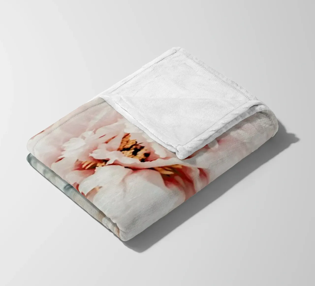 Peonies In A Vase coperta in pile da Ingrid Beddoes