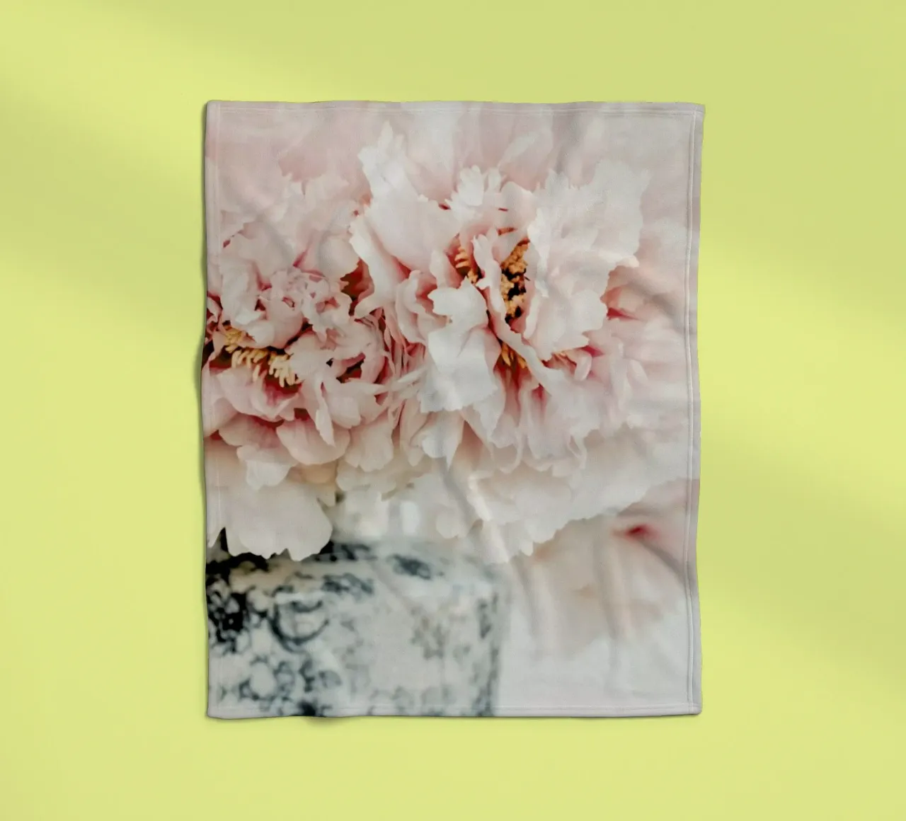 Peonies In A Vase coperta in pile da Ingrid Beddoes