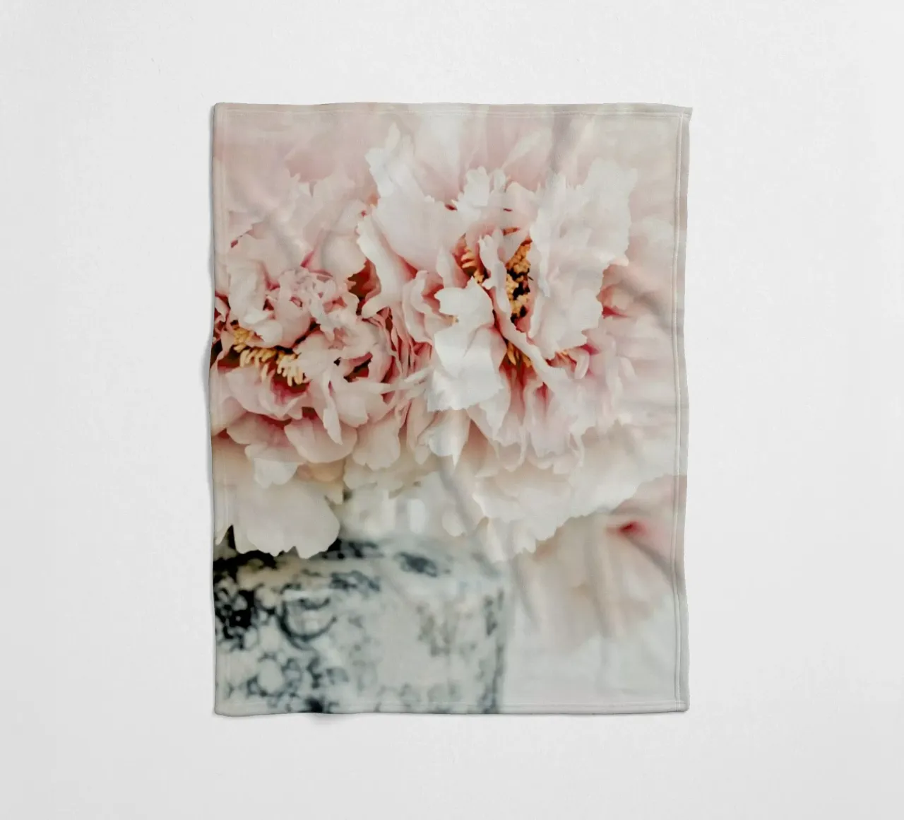 Peonies In A Vase coperta in pile da Ingrid Beddoes