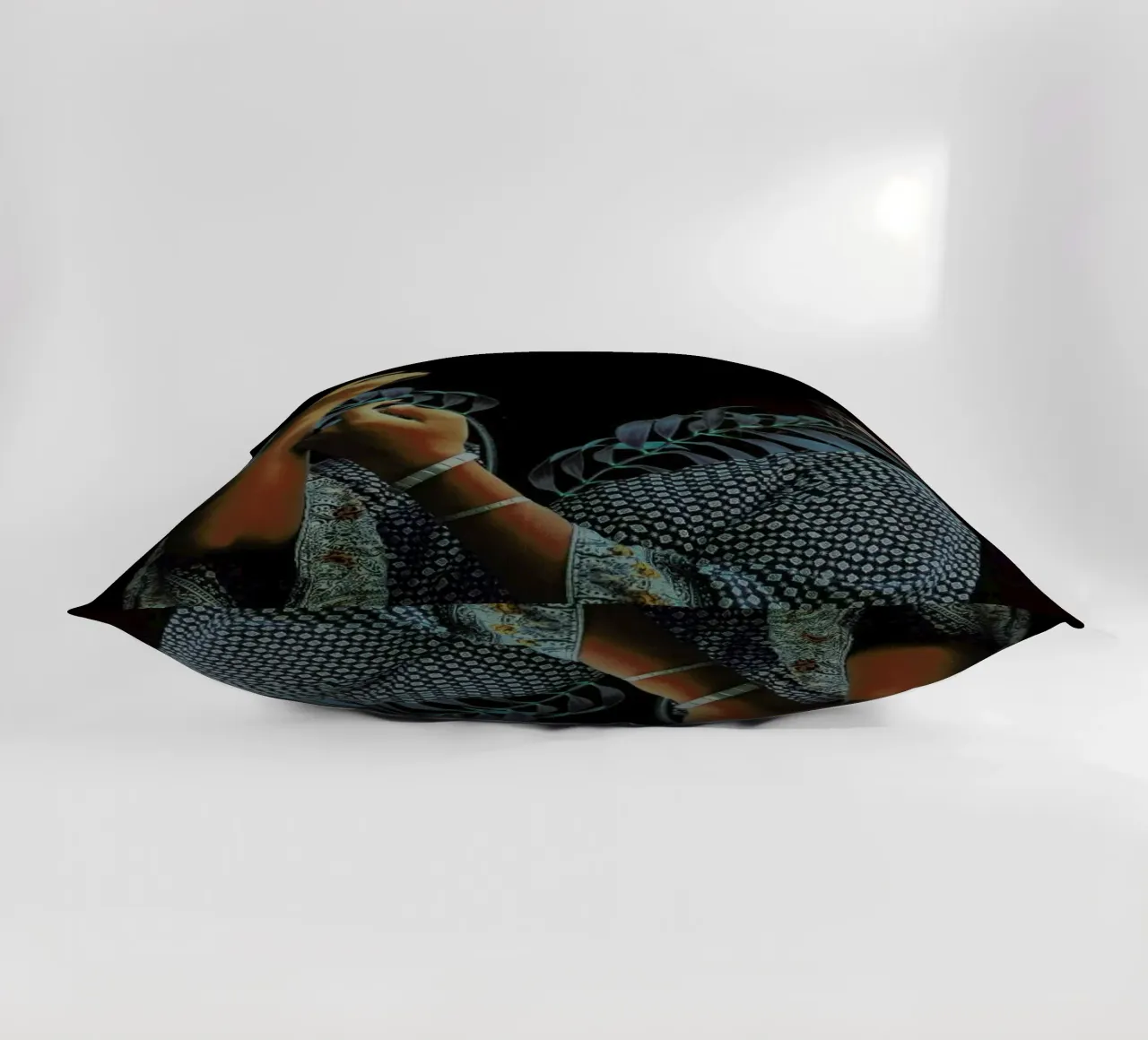 Seconds Before Dawn cuscino da Frank Moth