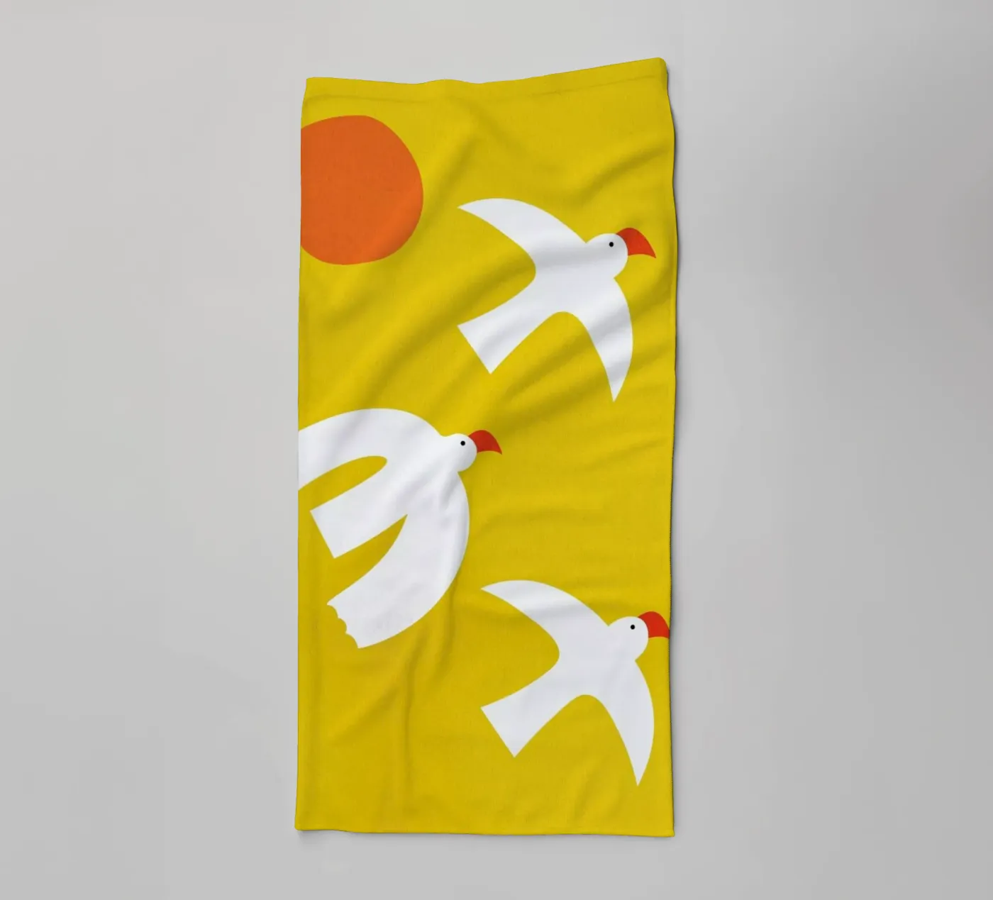 Flying Doves badhanddoek van Little Flourishes