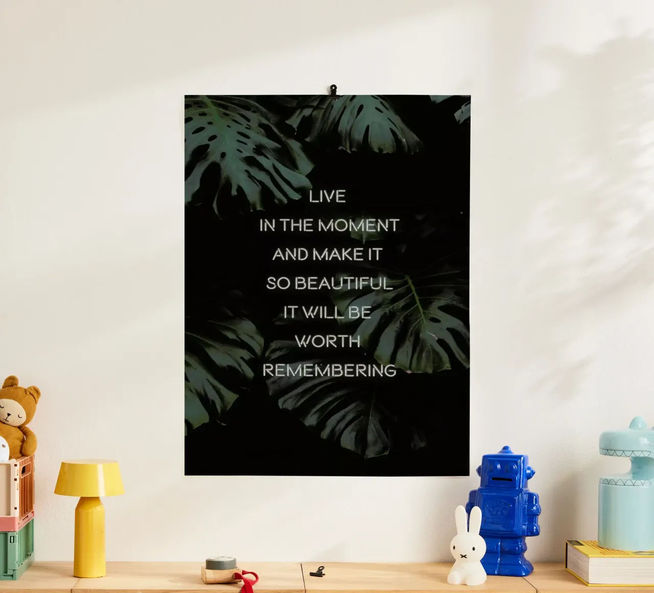 Live in the Moment poster con telaio in legno da Oh Darling