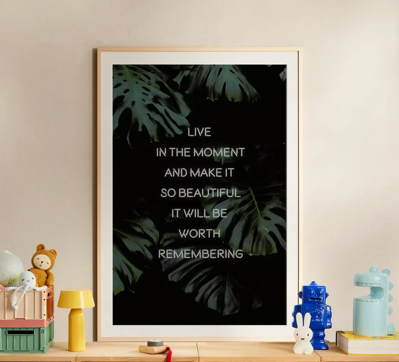 Live in the Moment poster con telaio in legno da Oh Darling