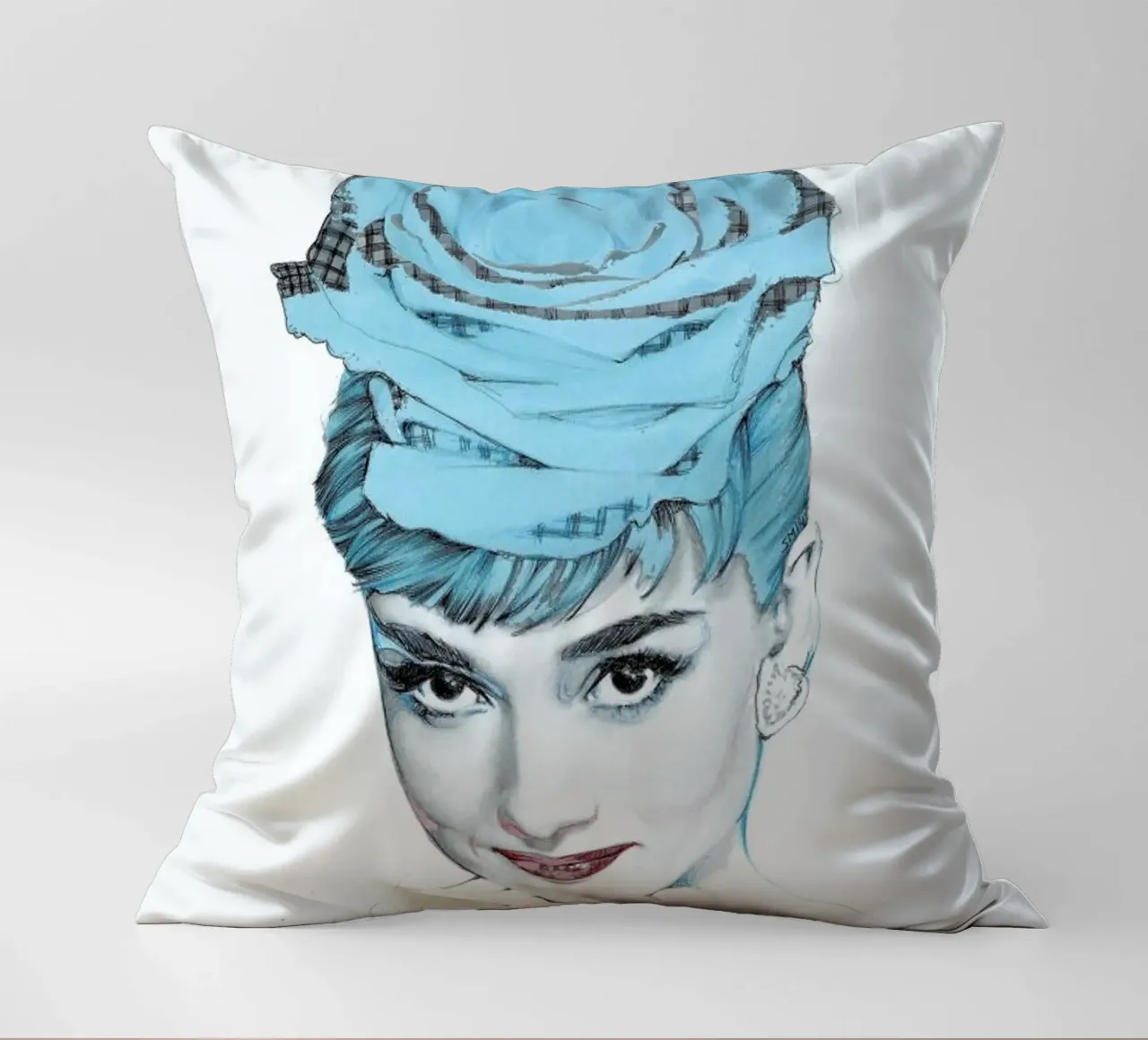 Audrey Hepburn in blu cuscino da Susana Miranda ilustracion