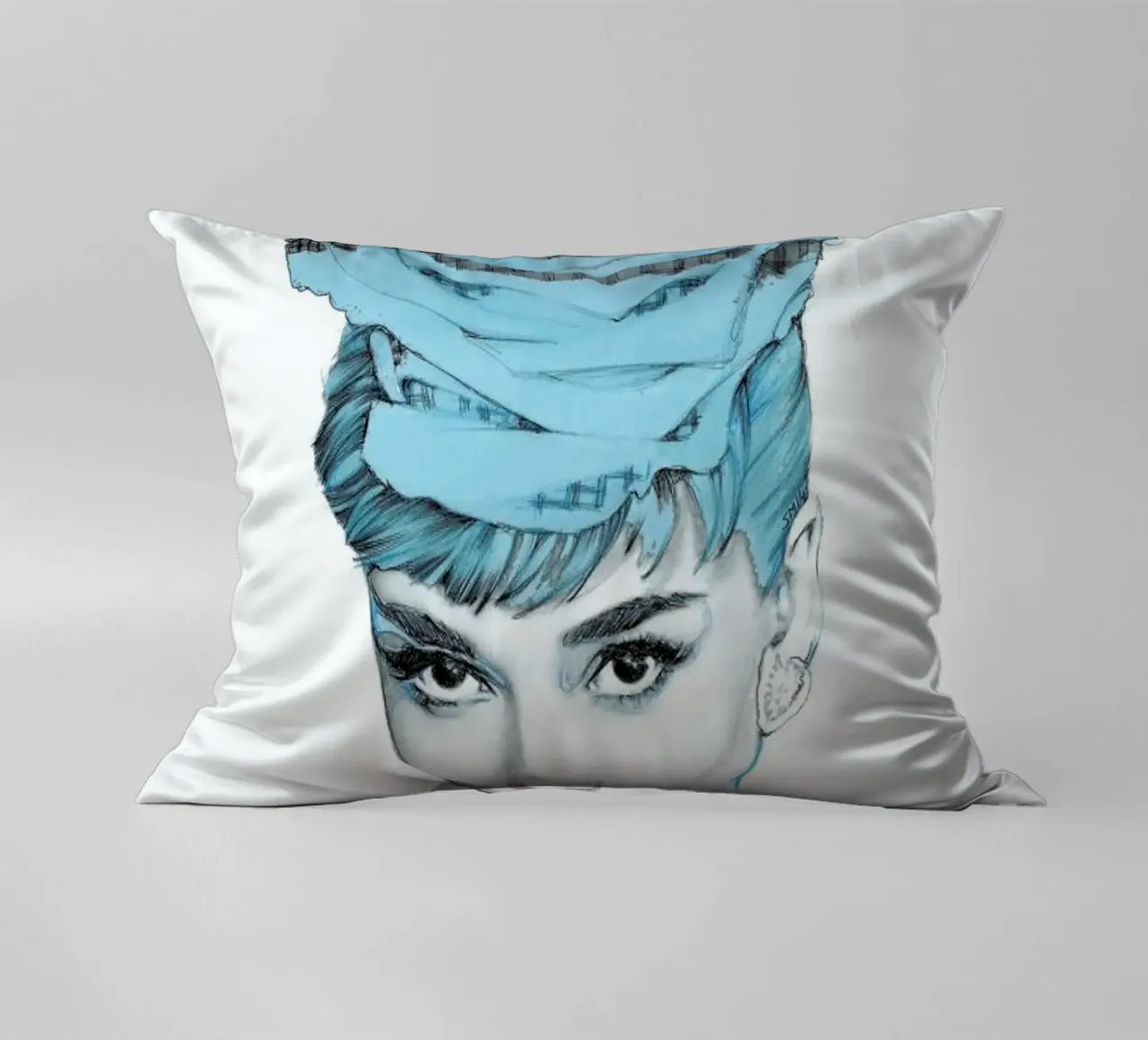 Audrey Hepburn in blu cuscino da Susana Miranda ilustracion