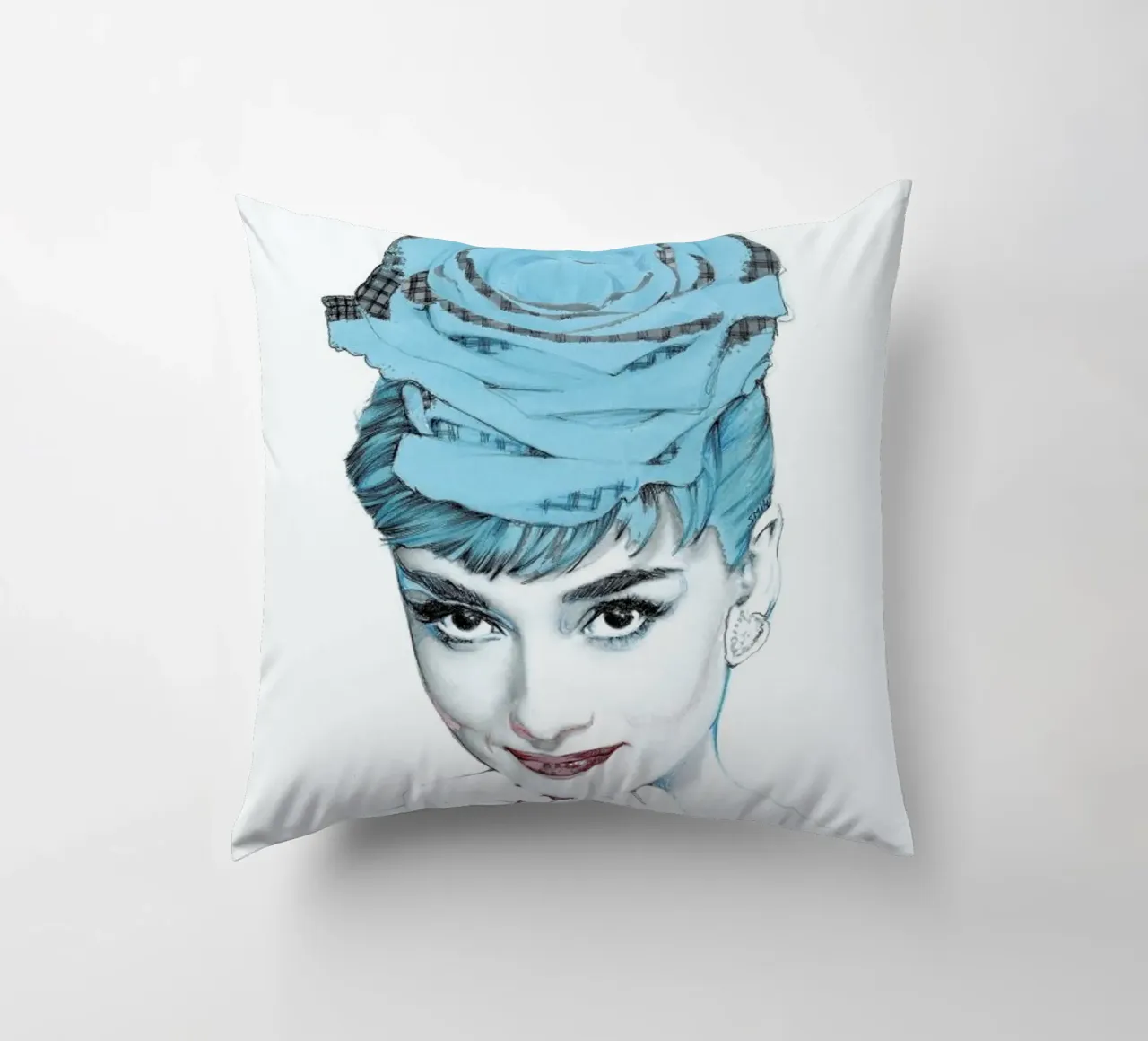 Audrey Hepburn in blu cuscino da Susana Miranda ilustracion
