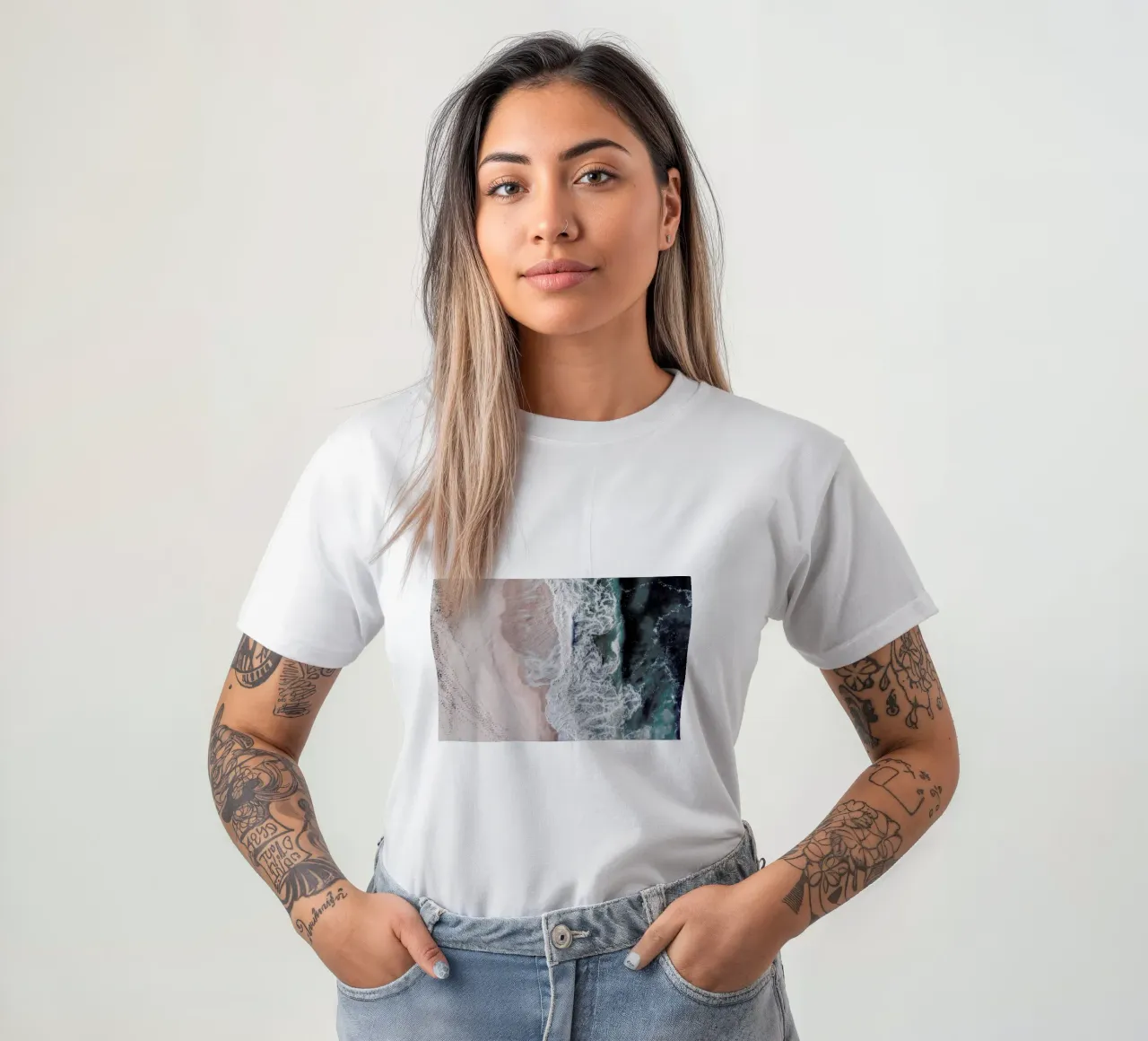 Crashing Waves t-shirt da Ingrid Beddoes