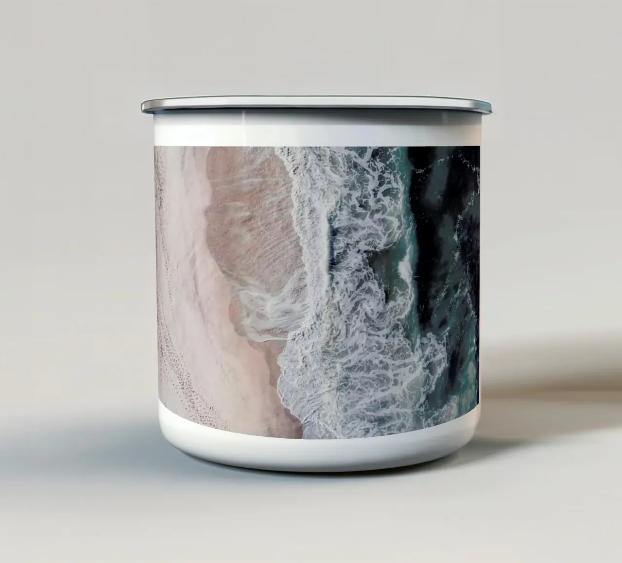 Crashing Waves tazza in smalto da Ingrid Beddoes