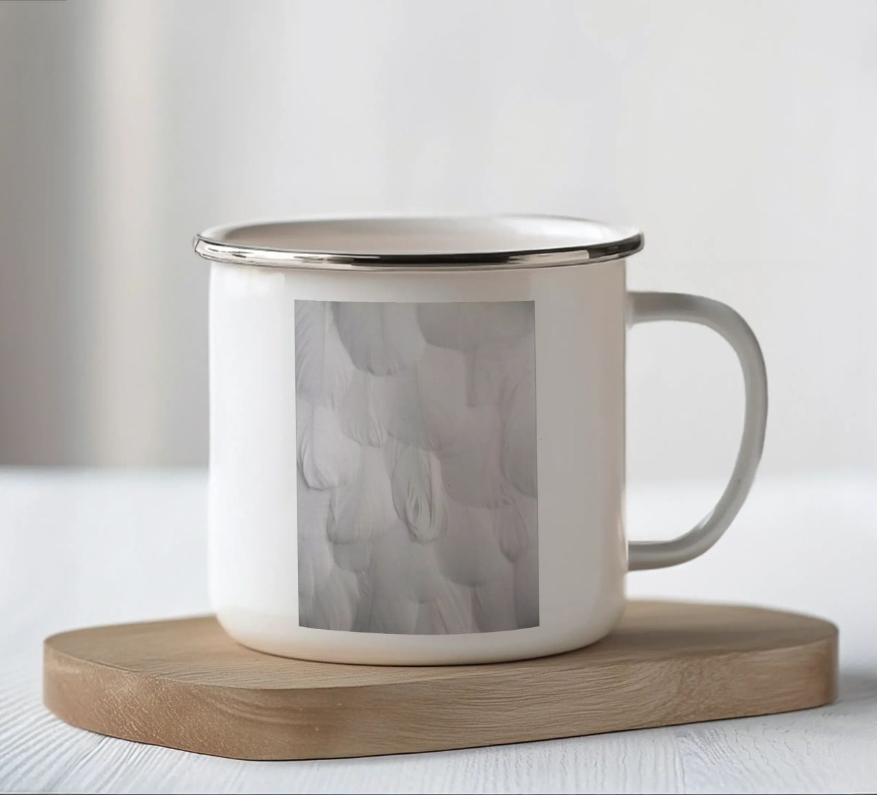 Soft White Feathers tazza in smalto da Studio Nahili