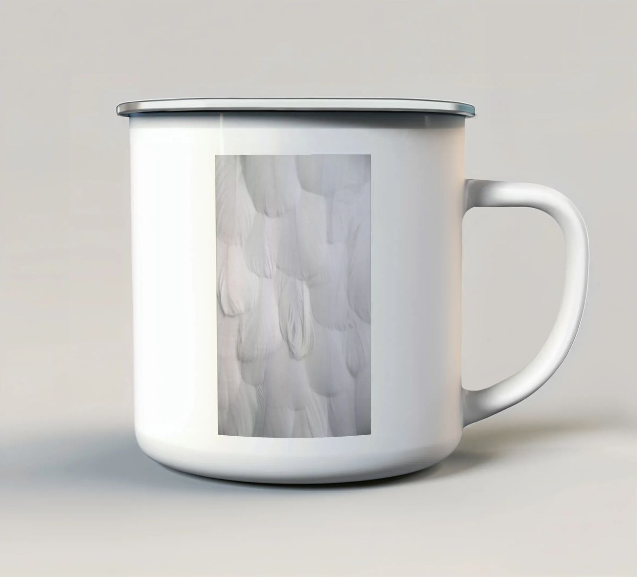Soft White Feathers tazza in smalto da Studio Nahili