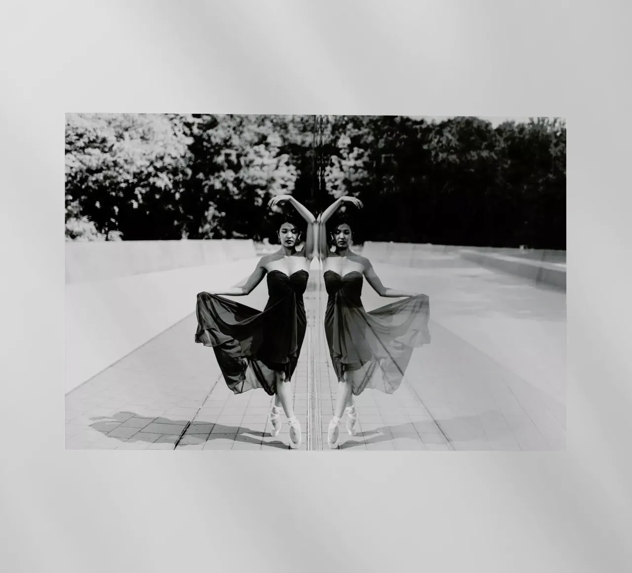 Perfect Symmetry pellicola backlit da Runway Collective