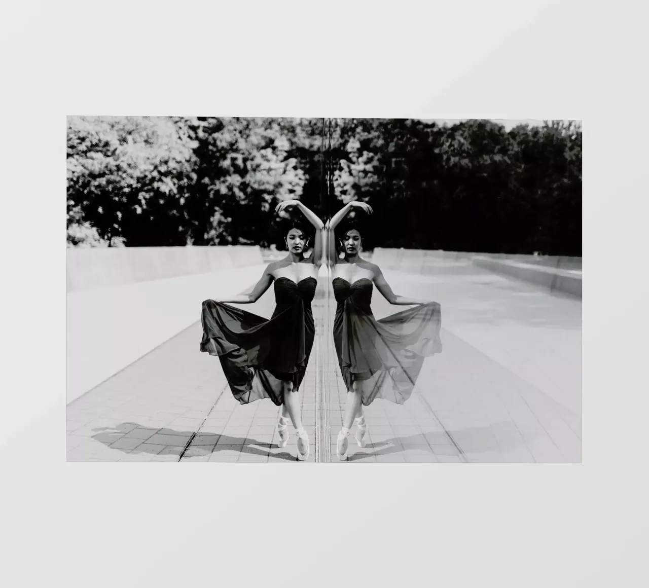 Perfect Symmetry pellicola backlit da Runway Collective