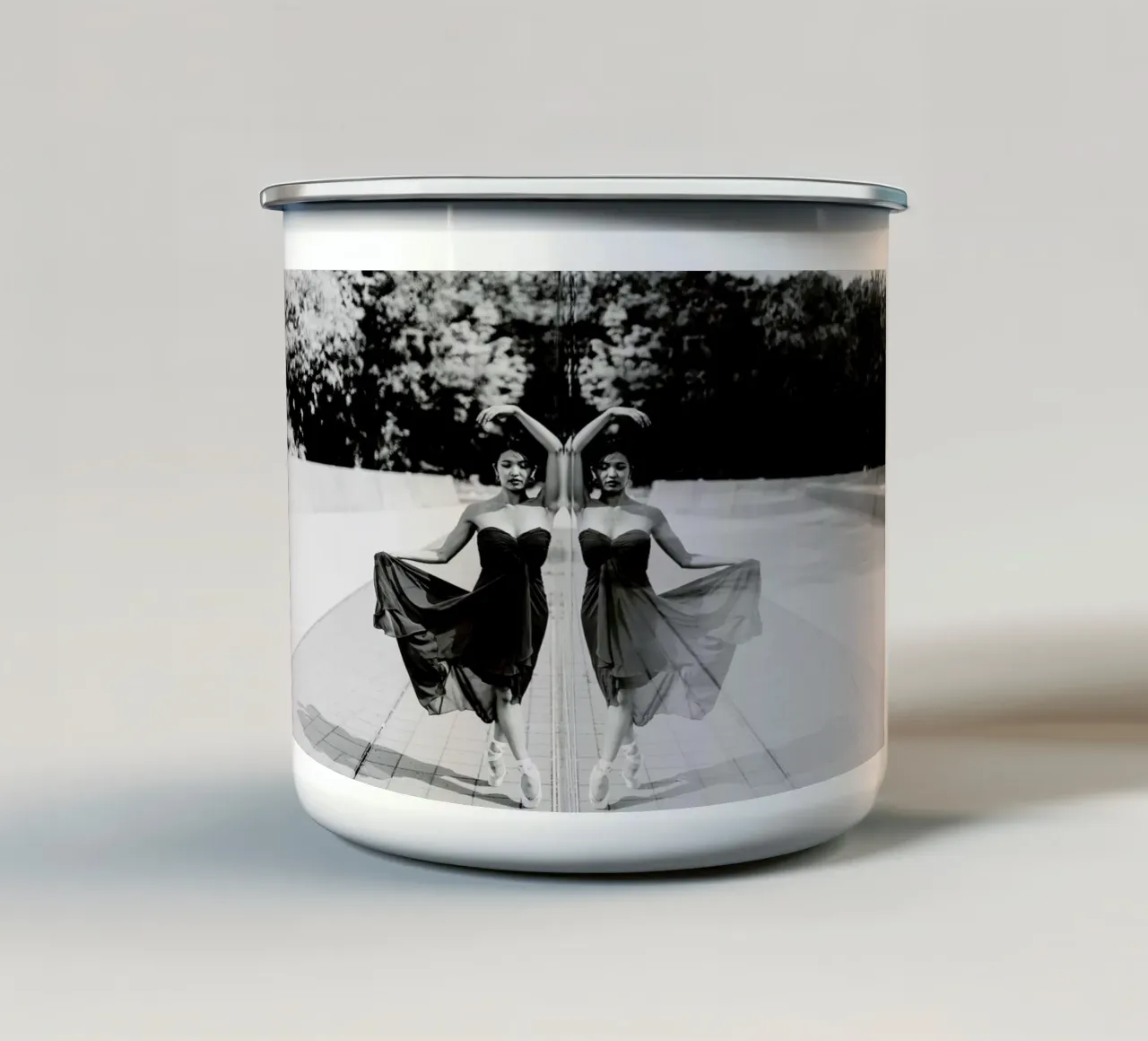 Perfect Symmetry tazza in smalto da Runway Collective