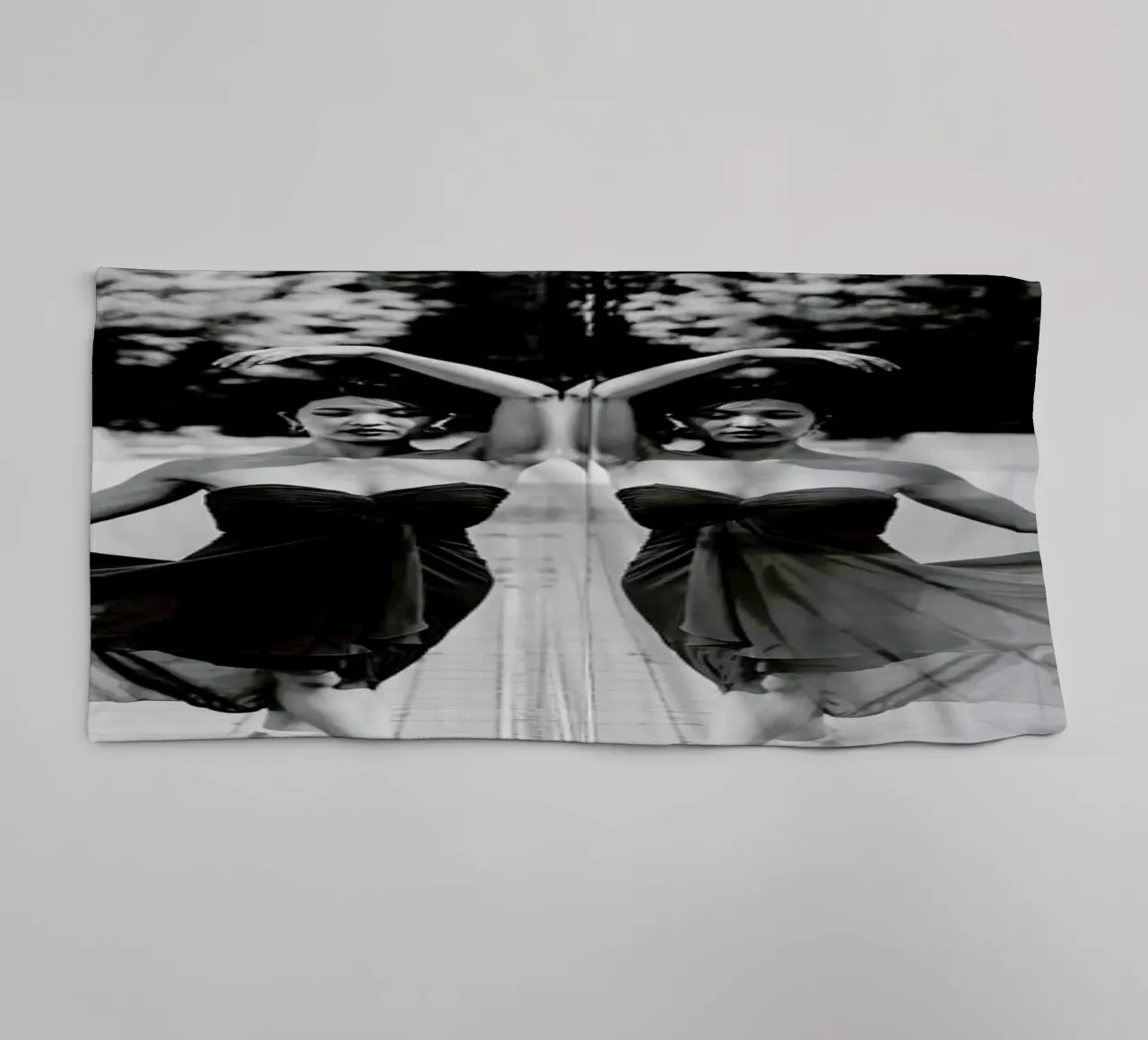 Perfect Symmetry asciugamano da bagno da Runway Collective