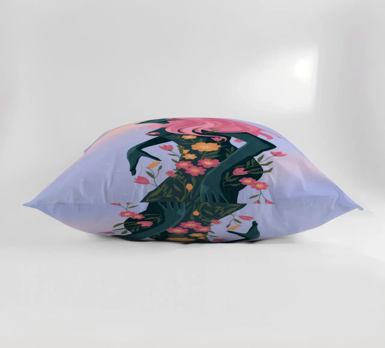 Figura floreale mistica cuscino da Veiled Canvas