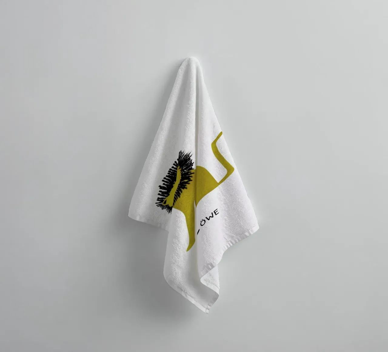 Löwe badhanddoek van Little Flourishes