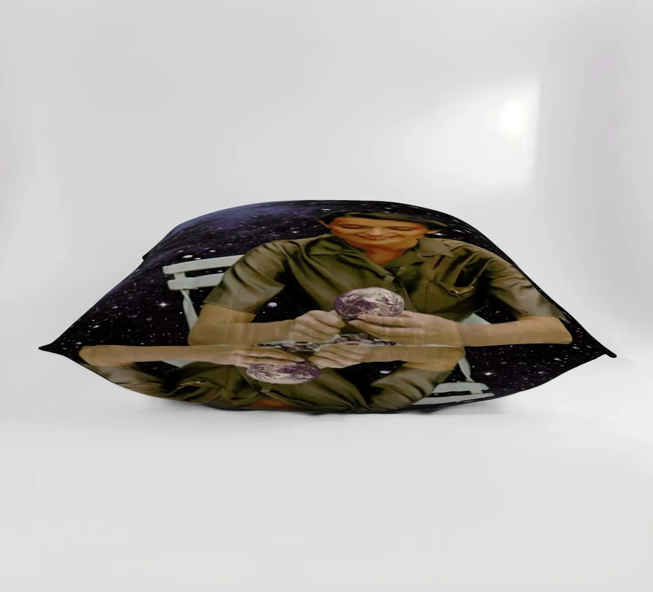 Femme Epluchant La Terre Print cuscino da Florent Bodart