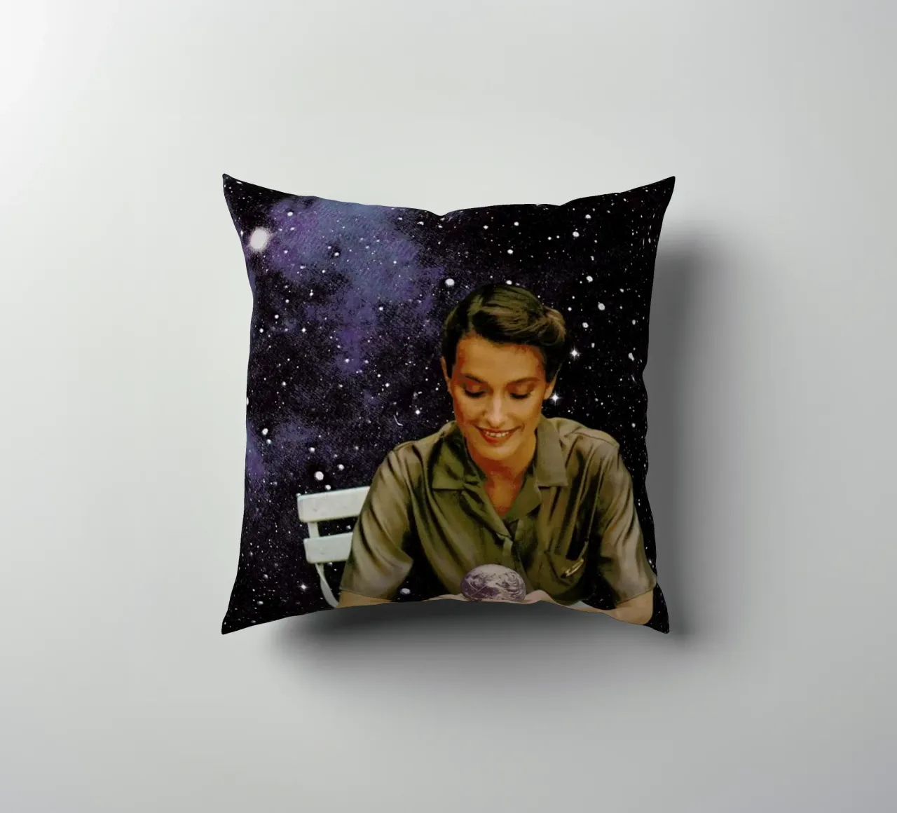 Femme Epluchant La Terre Print cuscino da Florent Bodart