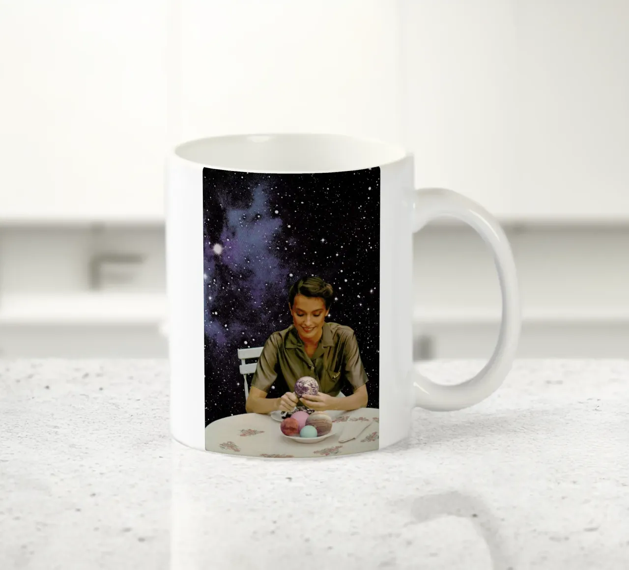 Femme Epluchant La Terre Print tazza in ceramica da Florent Bodart