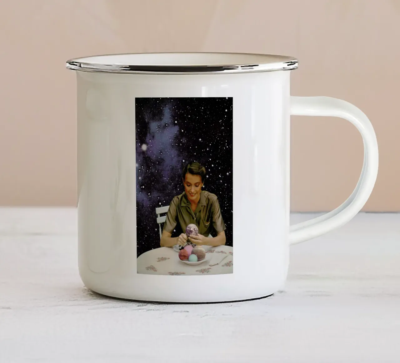 Femme Epluchant La Terre Print tazza in smalto da Florent Bodart