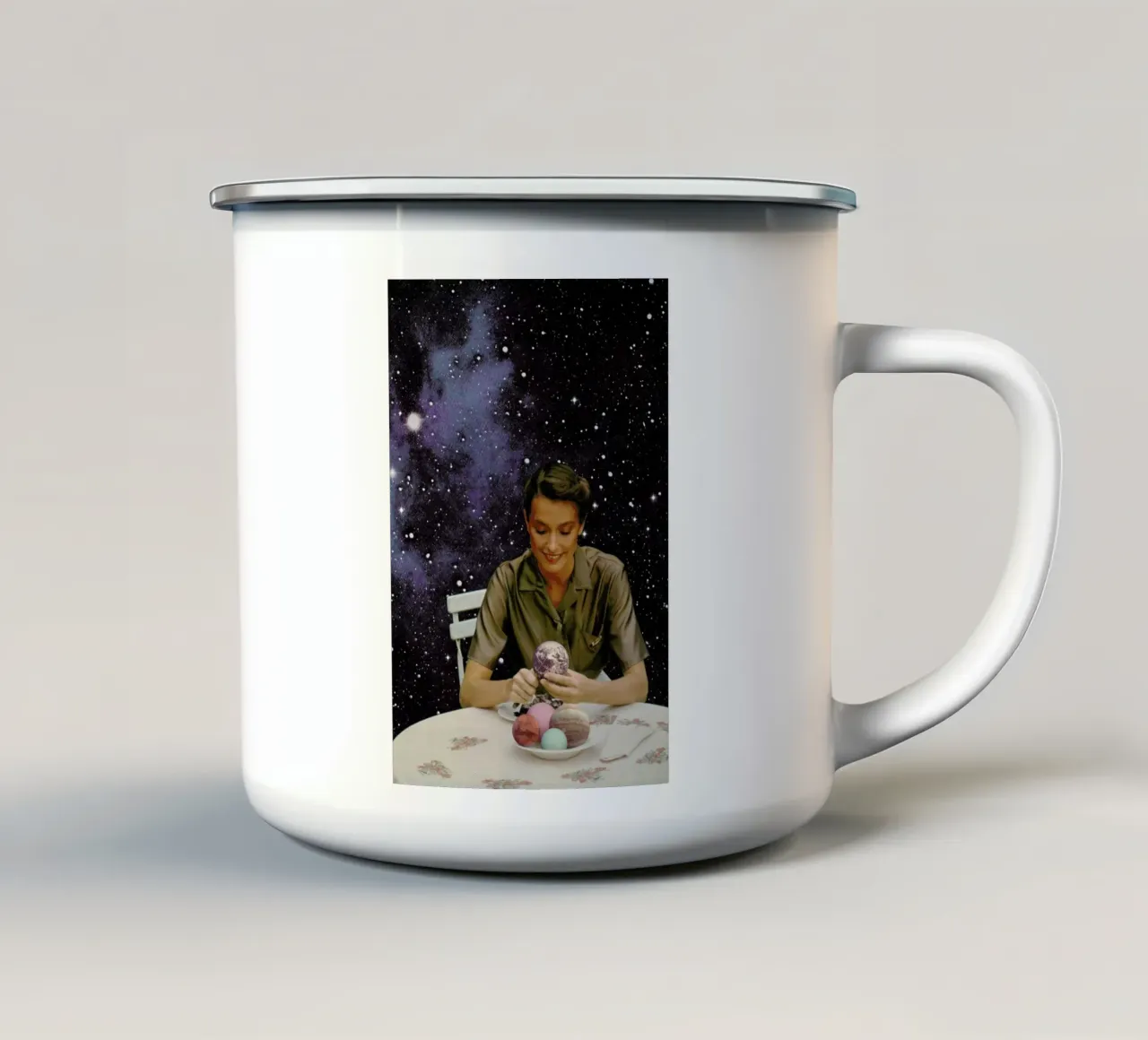 Femme Epluchant La Terre Print tazza in smalto da Florent Bodart