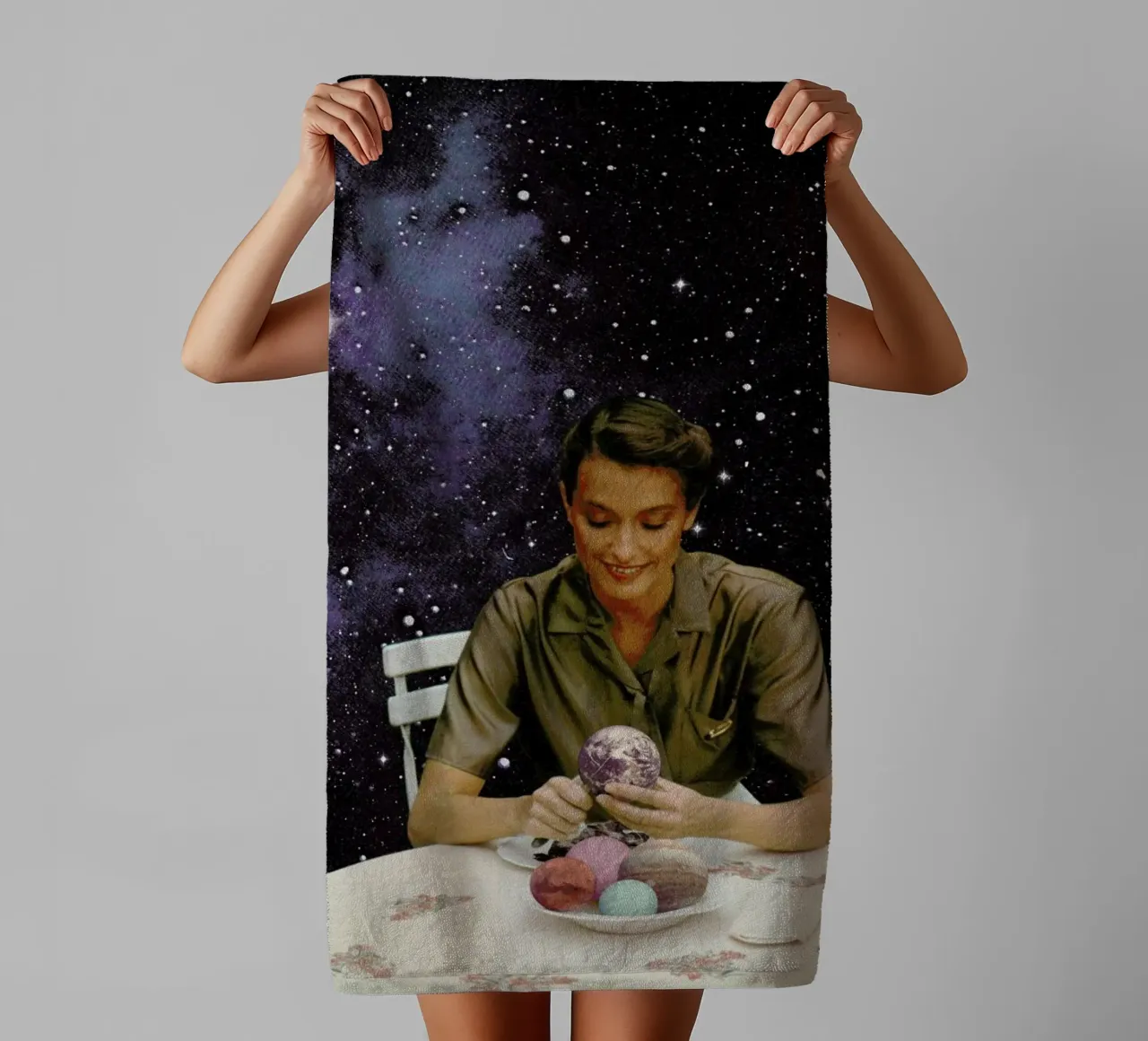 Femme Epluchant La Terre Print asciugamano da bagno da Florent Bodart