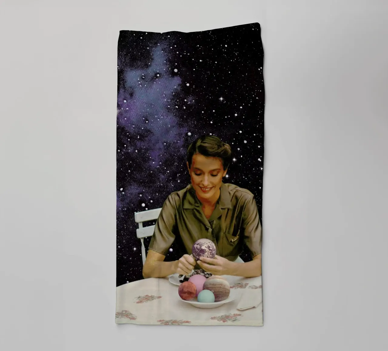 Femme Epluchant La Terre Print asciugamano da bagno da Florent Bodart
