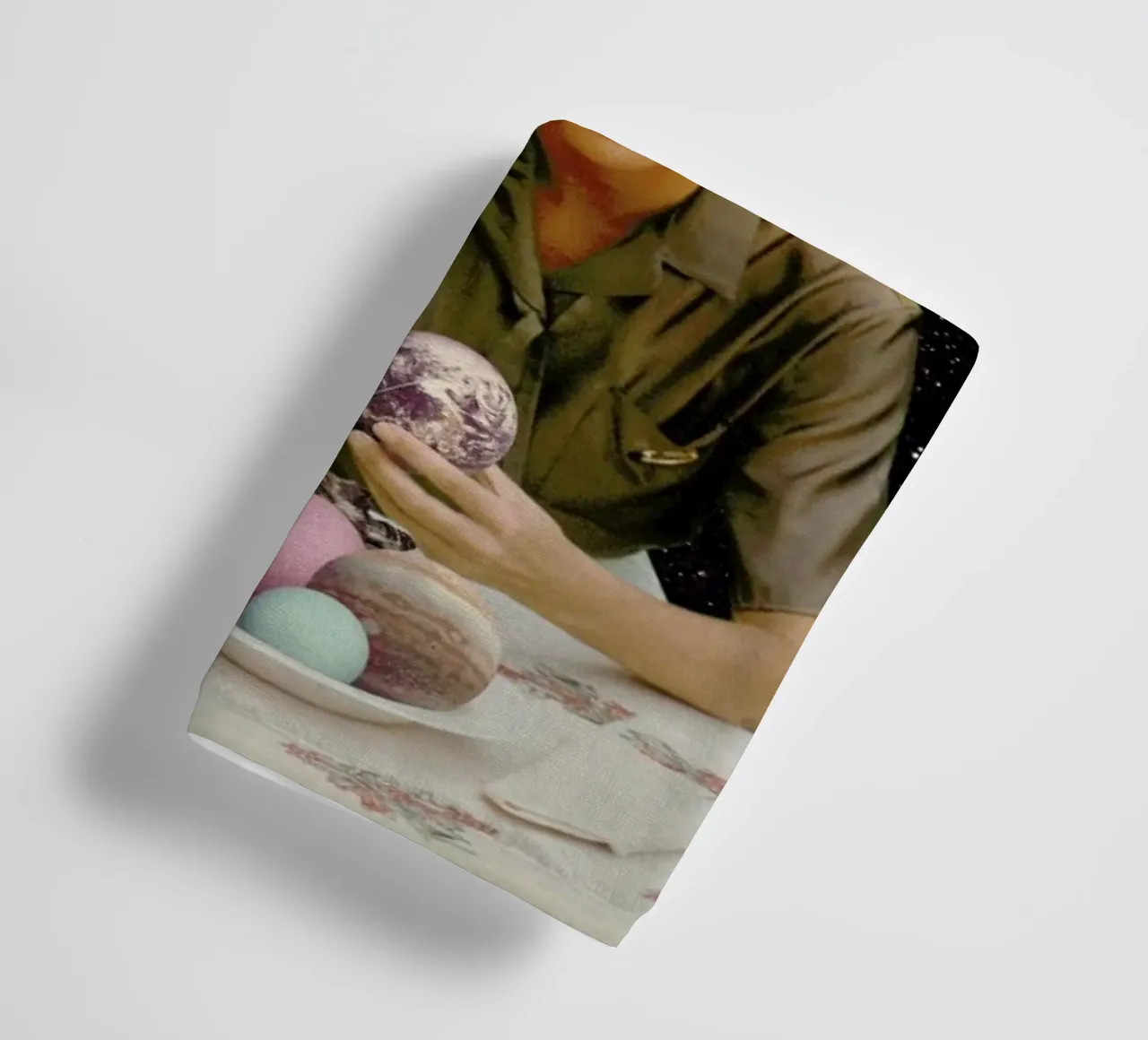 Femme Epluchant La Terre Print asciugamano da bagno da Florent Bodart