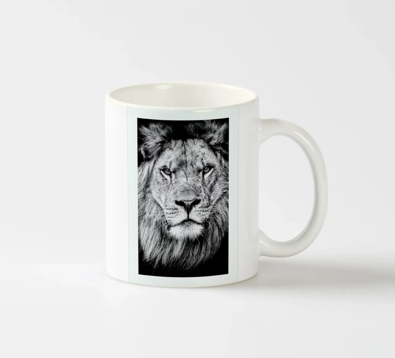 Portrait of a Regal Lion keramische mok van Natural Kingdom