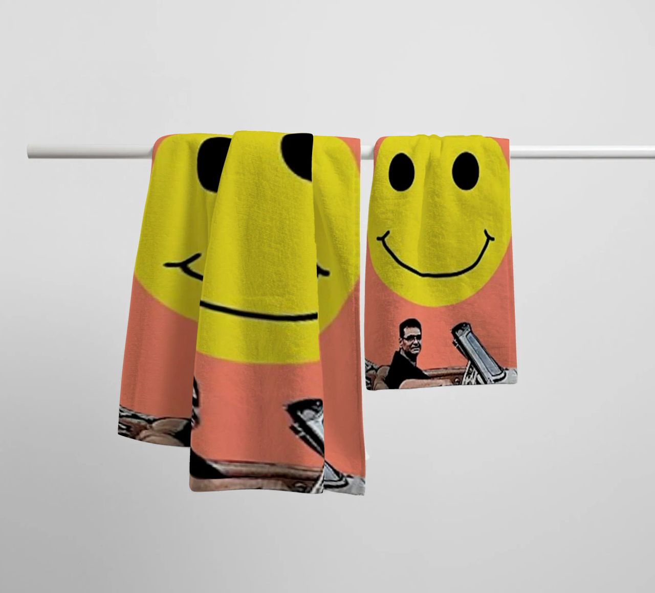 some smiles are more equal than others asciugamano da bagno da FinnanoFenno