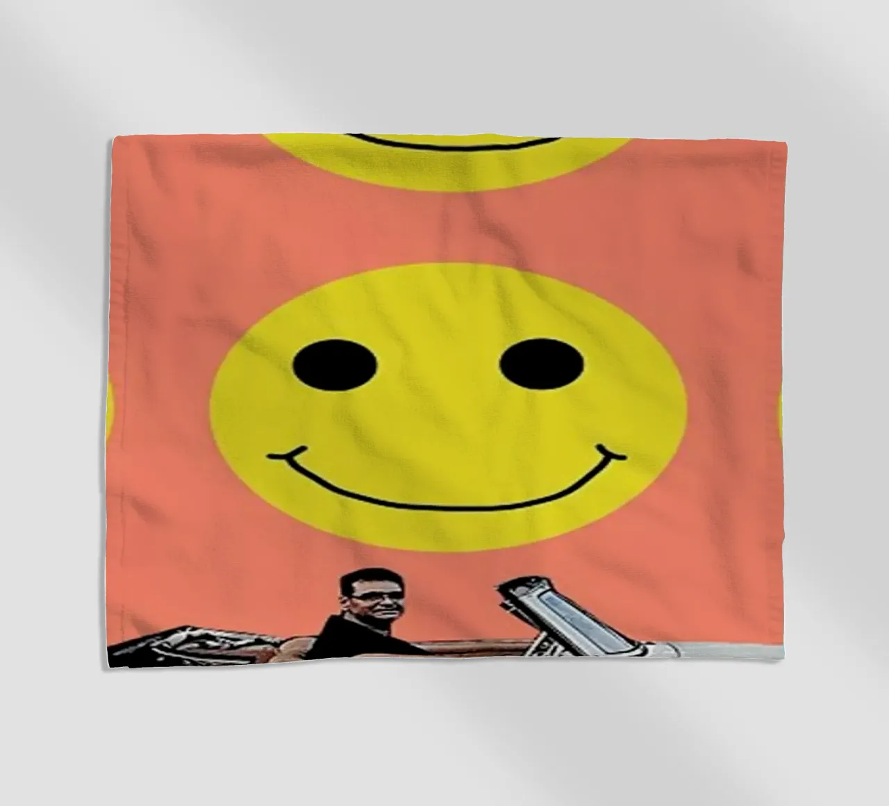some smiles are more equal than others Strandtuch von FinnanoFenno