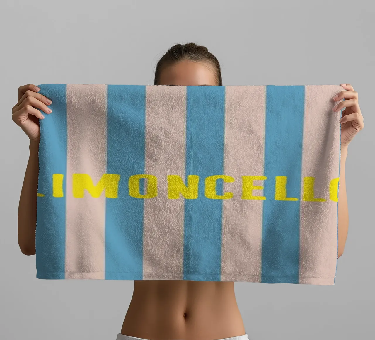 LIMONCELLO Strisce gialle su sfondo blu con limoni asciugamano da bagno da Alisa Knöß