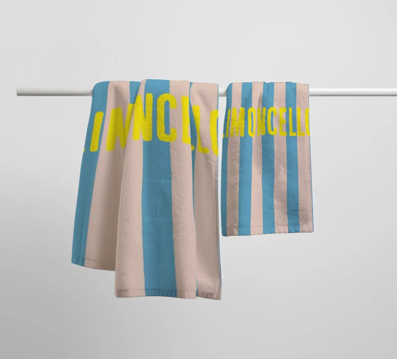 LIMONCELLO Strisce gialle su sfondo blu con limoni asciugamano da bagno da Alisa Knöß