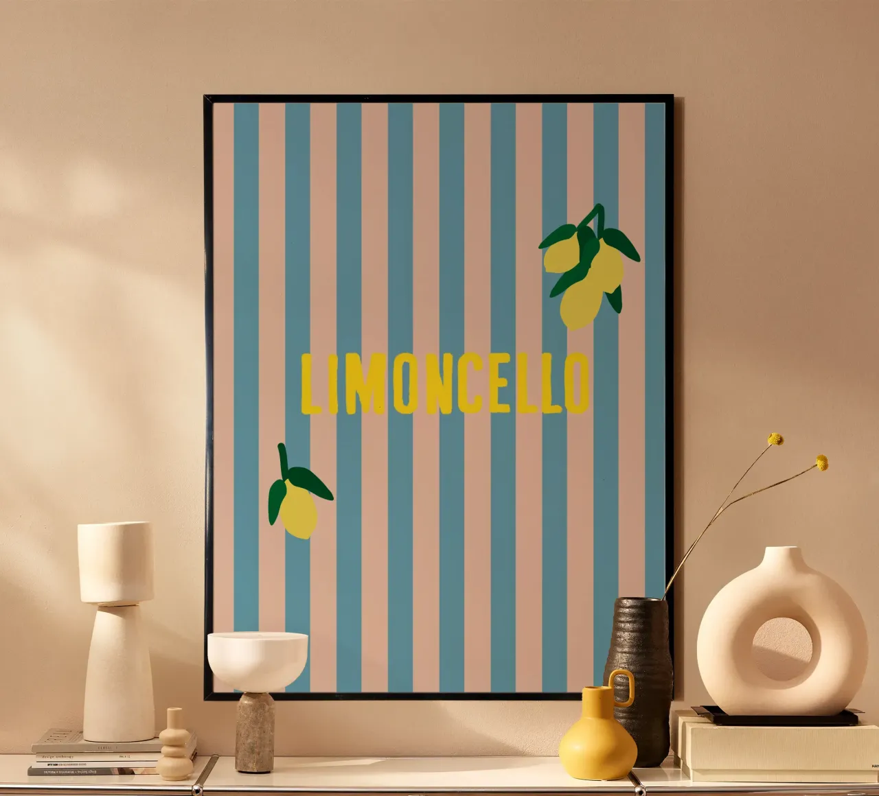 LIMONCELLO Strisce gialle su sfondo blu con limoni poster con telaio in legno da Alisa Knöß
