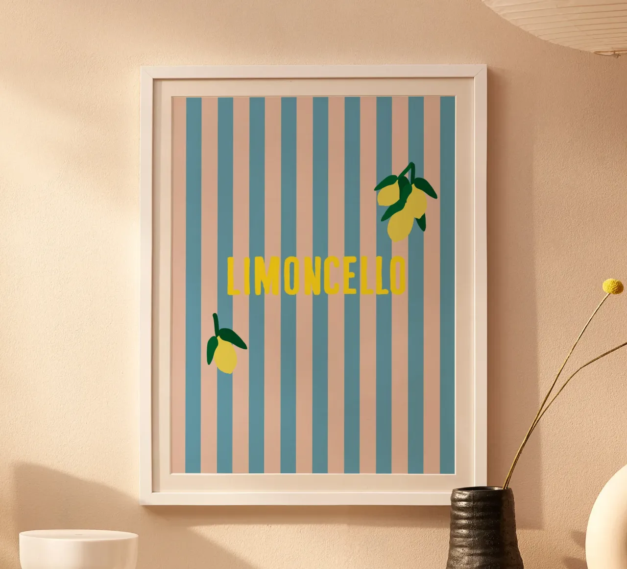 LIMONCELLO Strisce gialle su sfondo blu con limoni poster con telaio in legno da Alisa Knöß