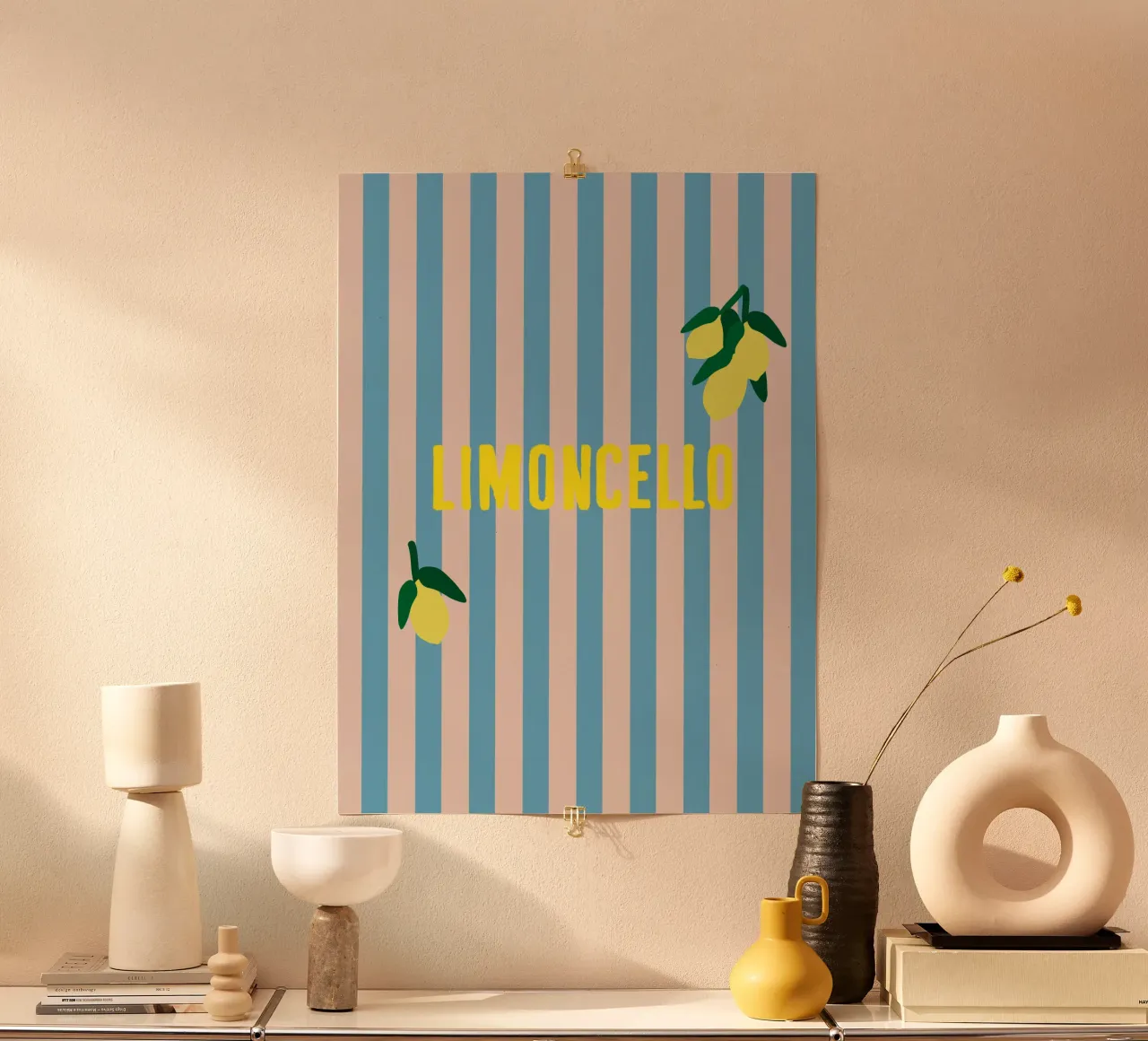 LIMONCELLO Strisce gialle su sfondo blu con limoni poster con telaio in legno da Alisa Knöß