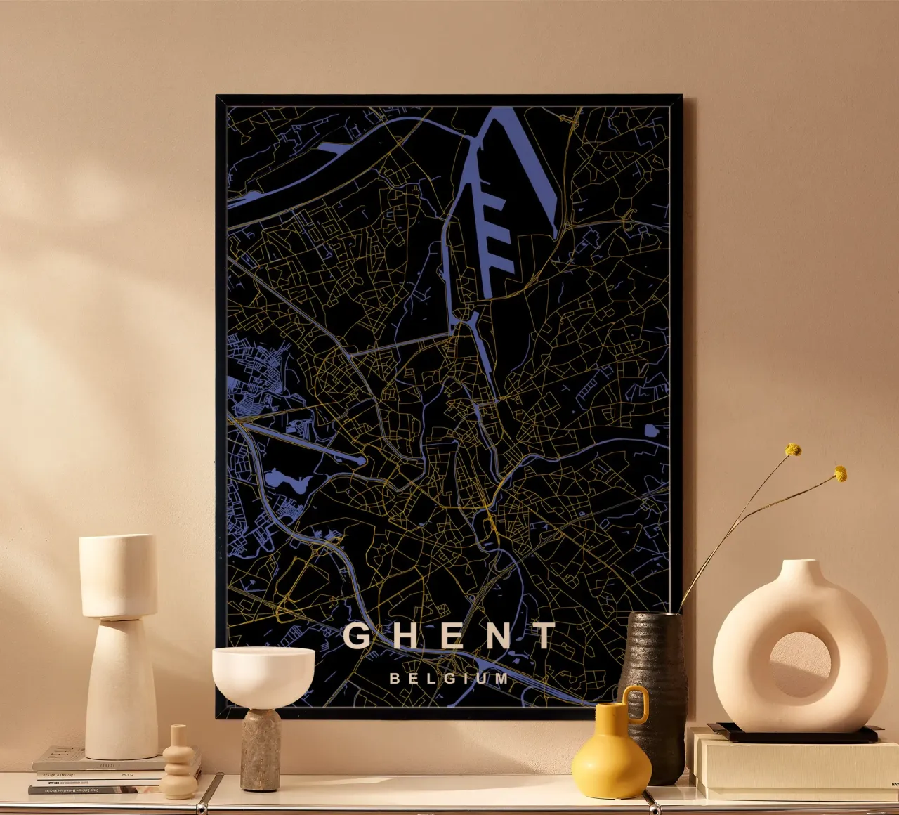 Gand Belgio - Mappa della città in nero e oro poster con telaio in alluminio da Cartographers Library